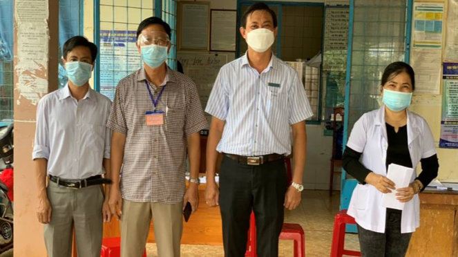 Giám đốc BHXH huyện Cẩm Mỹ Nguyễn Tiến Danh trao tặng quà cho đội ngũ y, bác sỹ