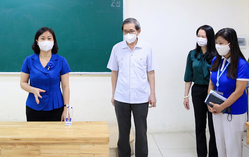 Phó Bí thư Thường trực Thành ủy Nguyễn Thị Tuyến kiểm tra công tác phòng, chống dịch Covid-19 tại Trường Trung học cơ sở Phan Chu Trinh