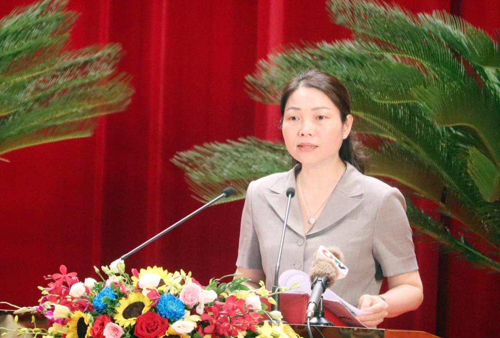 Bà Nguyễn Thị Thúy, Giám đốc Sở Giáo dục và Đào tạo, trình bày Tờ trình về việc quy định các khoản thu dịch vụ phục vụ, hỗ trợ hoạt động giáo dục trong các cơ sở giáo dục mầm non, phổ thông và giáo dục thường xuyên công lập trên địa bàn tỉnh.