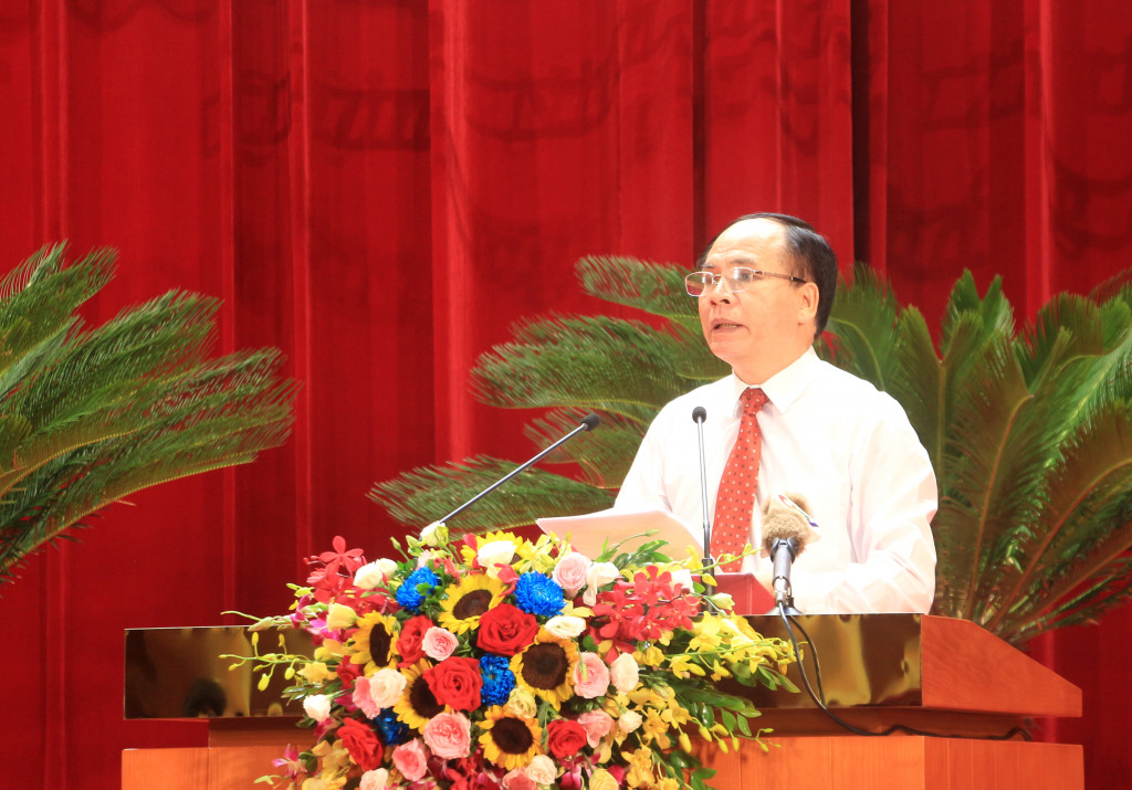 Giám đốc Sở Tài chính Trần Văn Lâm trình bày Tờ trình về việc quy định một số chính sách đặc thù phòng, chống dịch Covid-19 trên địa bàn