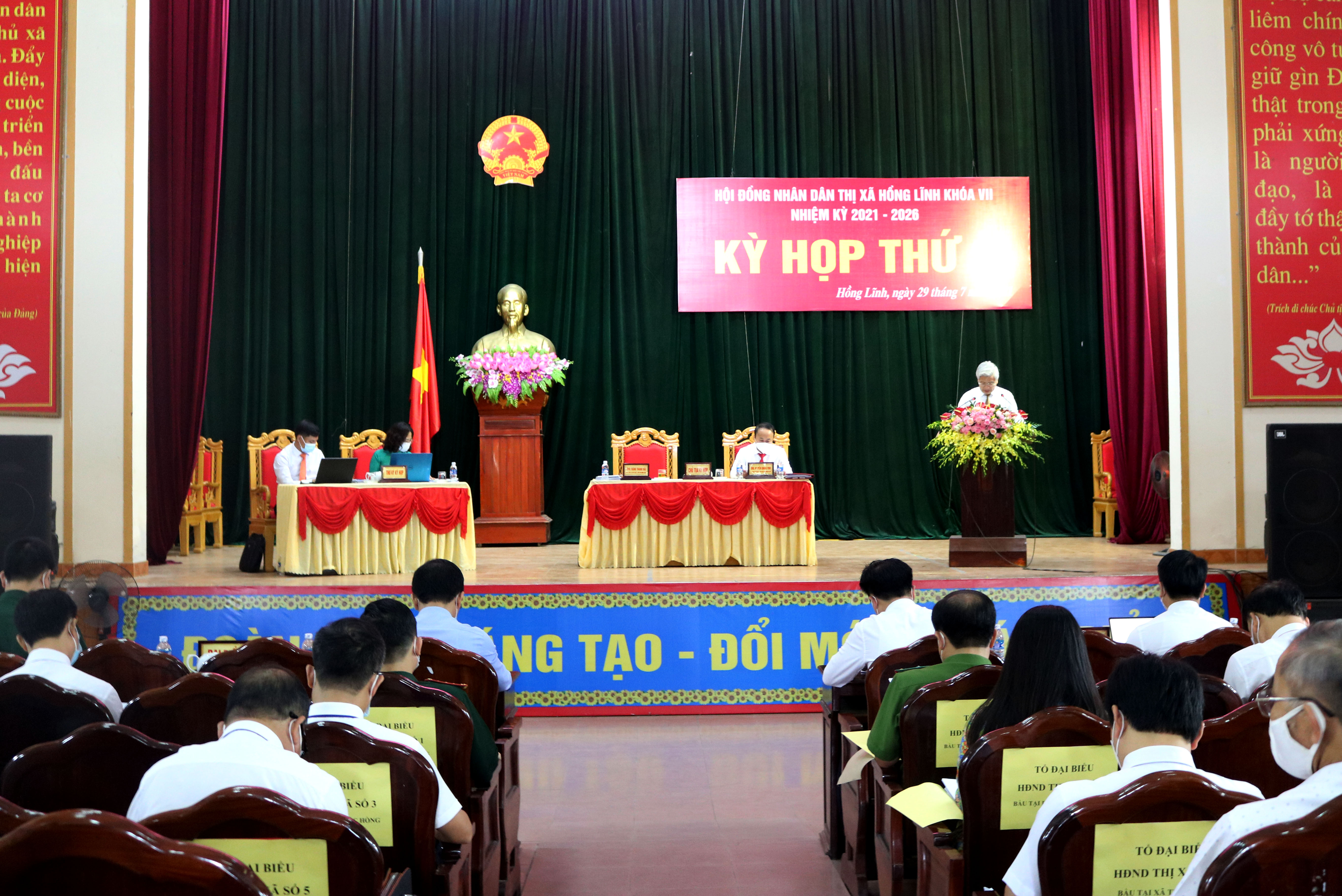 Toàn cảnh Kỳ họp thứ 2, HĐND thị xã Hồng Lĩnh Khóa VII - Ảnh Bình Nguyên