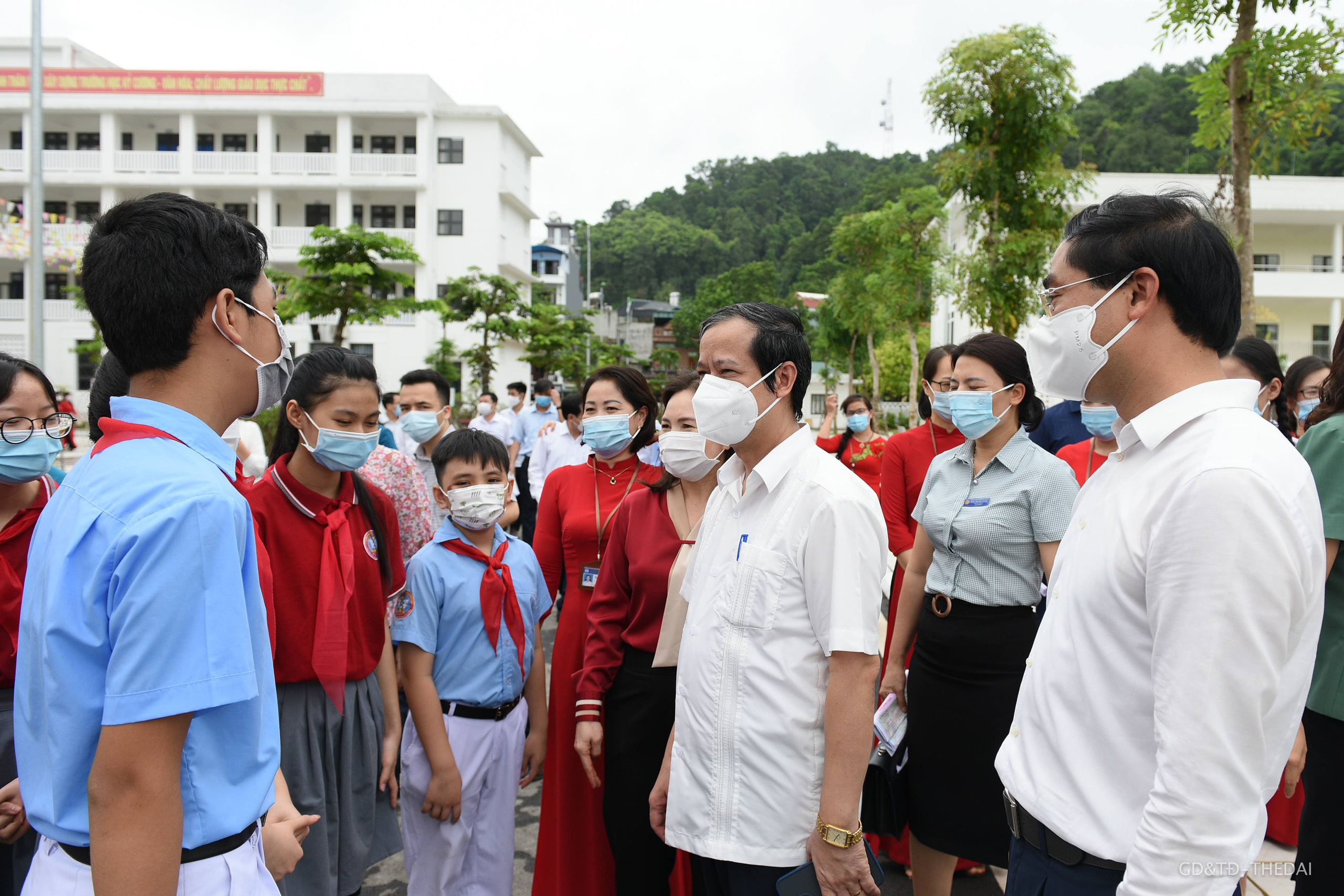 	ộ trưởng Nguyễn Kim Sơn thăm hỏi các em học sinh Cụm liên trường Kim Tân, tỉnh Lào Cai. Ảnh: Thế Đại