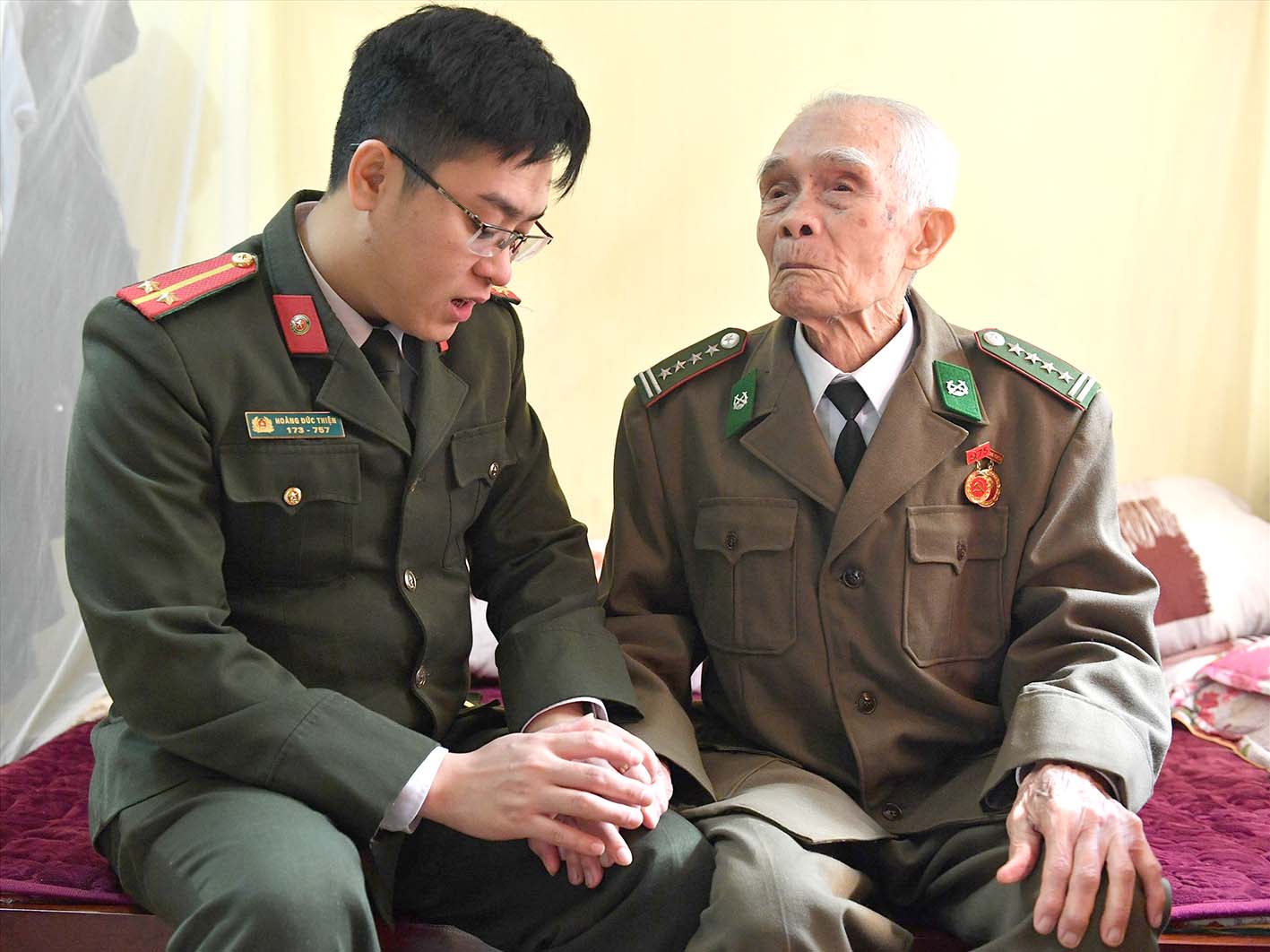 	Đại tá Hoàng Long Xuyên với cháu nội, Trung úy Hoàng Đức Thiện, Phòng PA03, Công an tỉnh Thái Nguyên