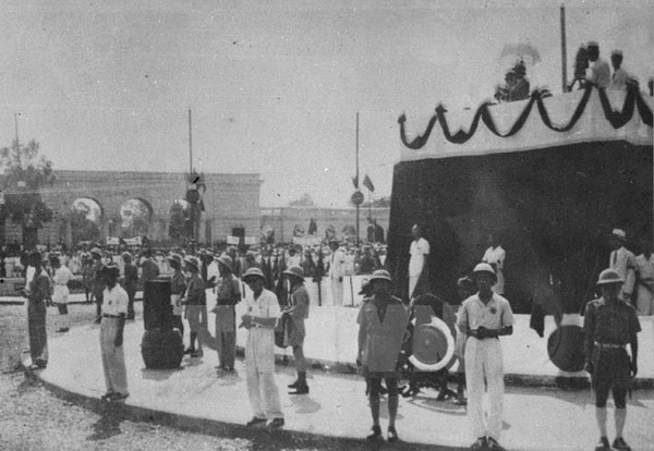 Ông Phạm Gia Đốc tham gia bảo vệ Lễ đài Độc lập ngày 2.9.1945 (người mặc bộ đồ trắng, đeo huy hiệu, đứng thứ 2, bên phải sang)