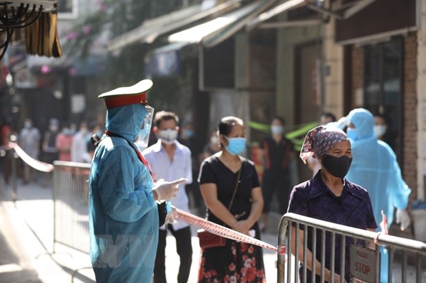 Người dân tại phường Bạch Mai chờ lấy mẫu xét nghiệm. Nguồn TTXVN