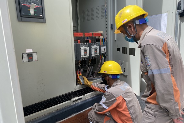 Công nhân Điện lực TP Hạ Long kiểm tra thông số dòng điện các trạm biến áp trong khu vực, để có phương án đảm bảo cung cấp điện trong kỳ nghỉ lễ 2.9