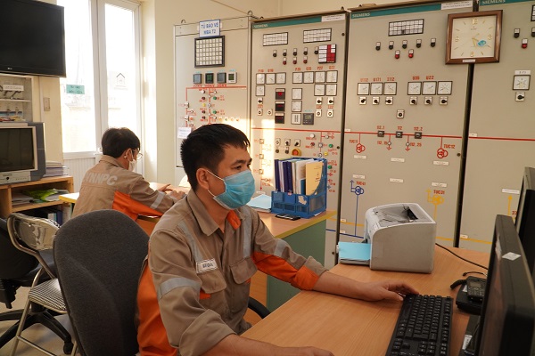 Công trực vận hành TBA 110 kV Hà Tu, theo dõi thông số, đảm bảo cung cấp điện an toàn ổn định và liên tục