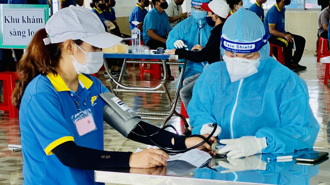 Công nhân tham gia sản xuất “3 tại chỗ” tại Khu công nghiệp Tân Bình được ưu tiên tiêm vaccine Covid-19