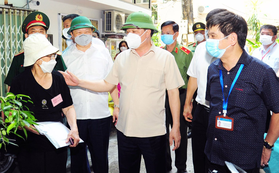 Bí thư Thành ủy Hà Nội Đinh Tiến Dũng kiểm tra công tác phòng, chống dịch Covid-19 tại một khu dân cư trên tuyến phố Nguyễn Khuyến (quận Đống Đa).