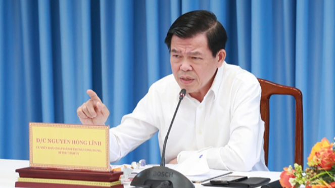 Nguyễn Hồng Lĩnh, Bí thư Tỉnh ủy, Trưởng ban chỉ đạo phòng, chống dịch Covid-19 tỉnh phát biểu tại cuộc họp