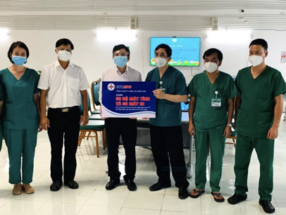 Ông Lê Xuân Thái – Chủ tịch Công đoàn EVNSPC (thứ ba từ trái sang) trao tặng 50 bộ máy tính và 50 máy in cho Bệnh viện Bạch Mai tại TP. Hồ Chí Minh