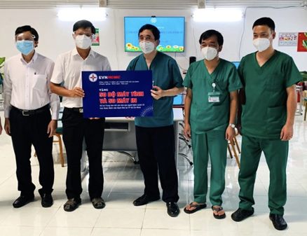 Ông Lê Văn Minh – Chủ tịch Công đoàn EVNHCMC (thứ 2 từ trái sang) trao tặng 50 bộ máy tính và 50 máy in cho Bệnh viện Bạch Mai tại TP. Hồ Chí Minh