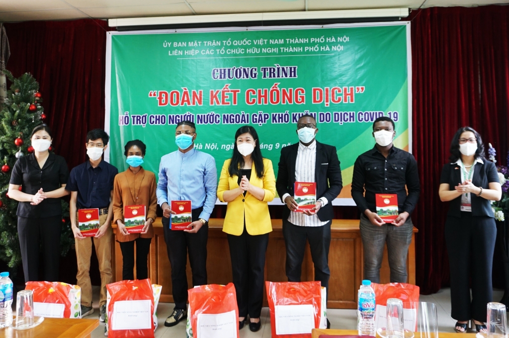 Bà Nguyễn Lan Hương trao quà cho các du học sinh 