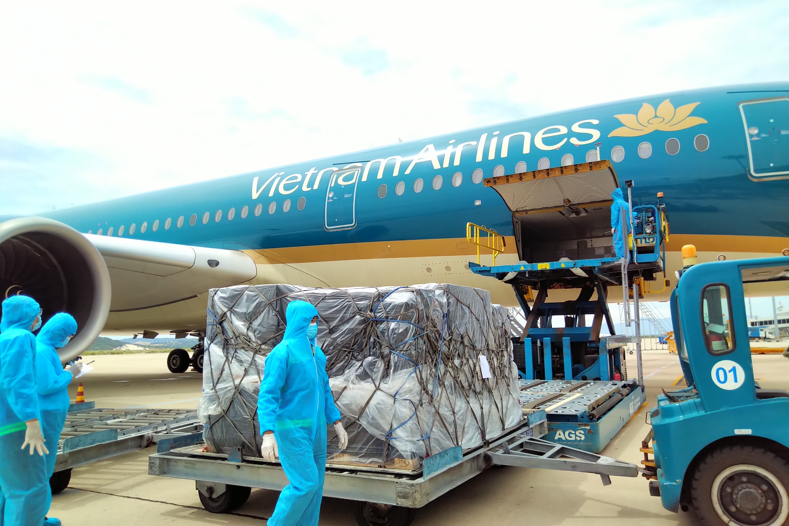 Vietnam Airlines đã chuyên chở hơn 573.000 bộ kit xét nghiệm của Đức gửi tặng Việt Nam với giá trị tương ứng gần 1,7 triệu euro. Lô hàng đợt ba nặng gần 3,5 tấn với giá trị ước tính khoảng 615.000 euro