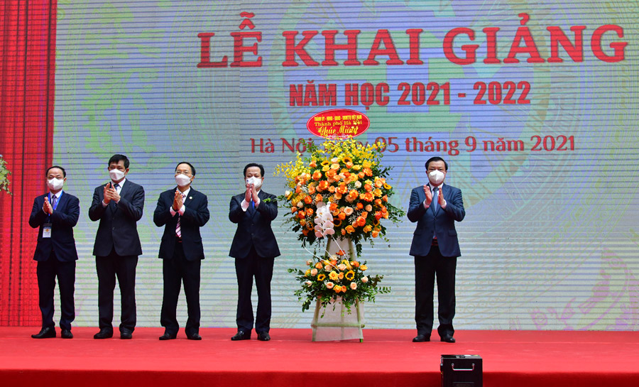 Bí thư Thành ủy Hà Nội Đinh Tiến Dũng tặng hoa chúc mừng ngành Giáo dục và Đào tạo Thủ đô.