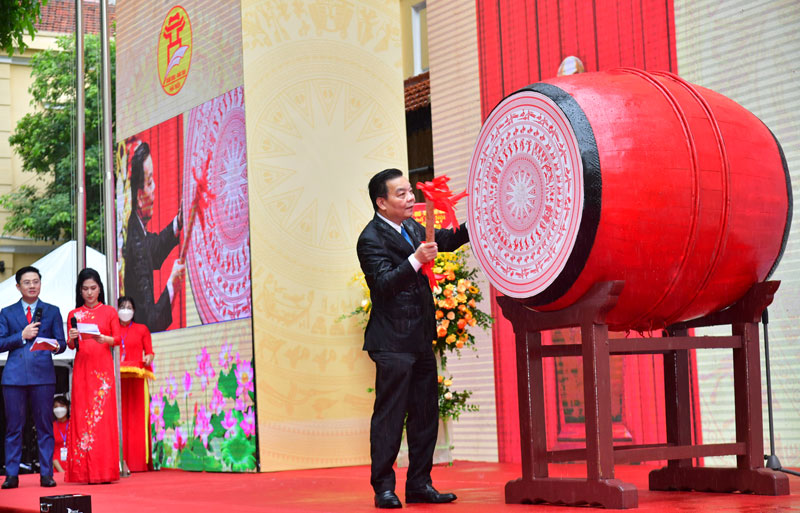 Chủ tịch UBND thành phố Chu Ngọc Anh đánh hồi trống khai giảng năm học 2021-2022.