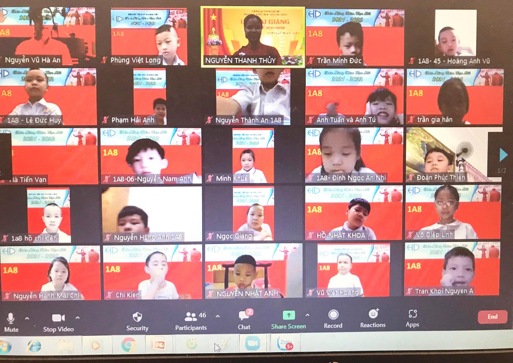 Học sinh Trường Tiểu học Hoàng Diệu tham gia lễ khai giảng trực tuyến cùng các thầy cô giáo.