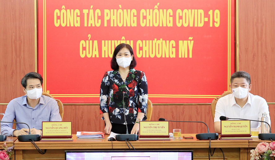 Phó Bí thư Thường trực Thành ủy Nguyễn Thị Tuyến phát biểu tại Sở Chỉ huy phòng, chống dịch Covid-19 huyện Chương Mỹ.