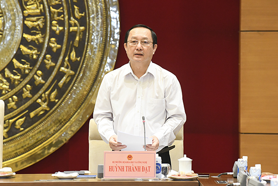 	Ủy viên Trung ương Đảng, Bộ trưởng Bô Khoa học và Công nghệ Huỳnh Thành Đạt trình bày Tờ trình của Chính phủ