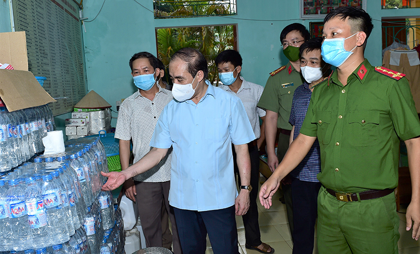 	Bí thư Tỉnh ủy Chẩu Văn Lâm kiểm tra điều kiện cơ sở vật chất phục vụ các lực lượng phòng dịch tại chốt kiểm tra dịch bệnh Covid-19