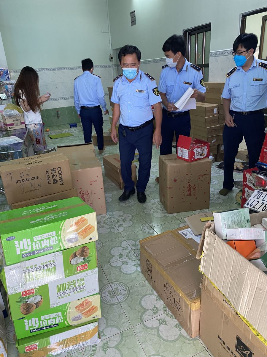Lực lượng QLTT Tây Ninh đang kiểm tra số bánh Trung thu vi phạm