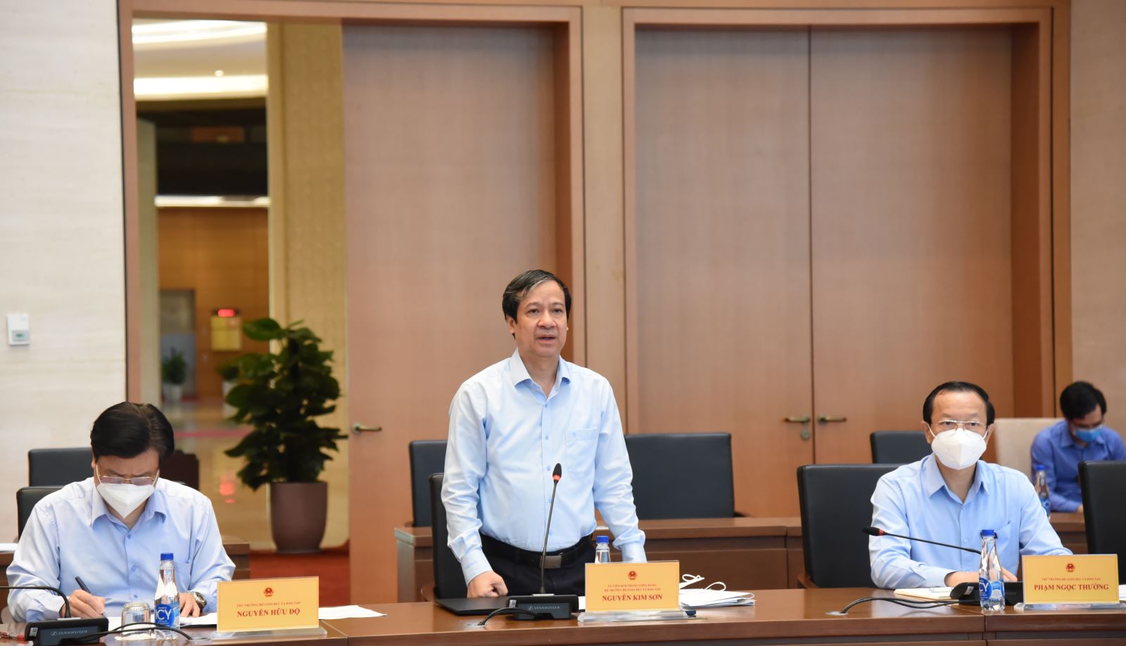 Bộ trưởng Bộ Giáo dục và Đào tạo Nguyễn Kim Sơn trình bày tại buổi làm việc
