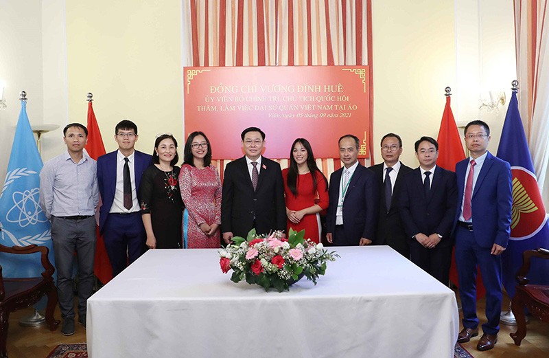 Chủ tịch Quốc hội Vương Đình Huệ chụp ảnh lưu niệm với cán bộ Đại sứ quán Việt Nam tại Cộng hòa Áo.