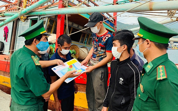 	Bộ đội Biên phòng TP. Ðà Nẵng tuyên truyền cho các ngư dân phòng, chống dịch Covid Anhr: 	Bá Vĩnh
