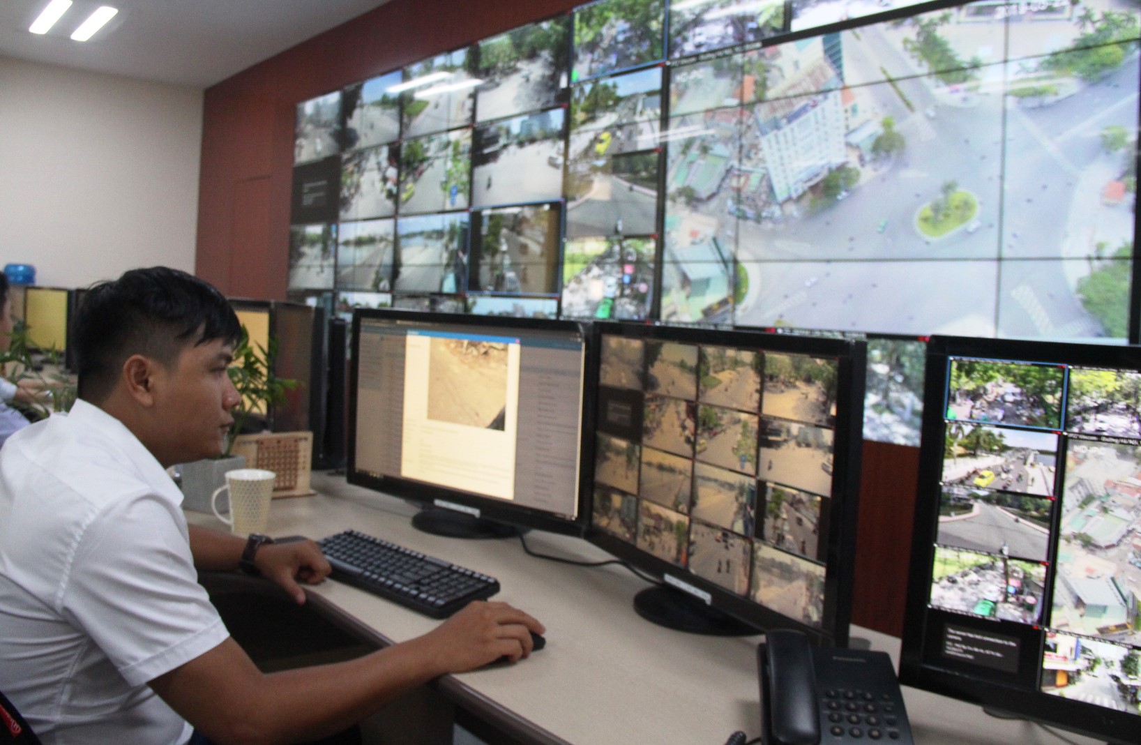 Một góc IOC Thừa Thiên Huế nơi tiếp nhận các thông tin từ người dân cũng như từ hệ thống camera