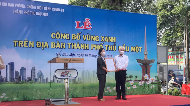 Bí thư Tỉnh ủy Nguyễn Văn Lợi trao quyết định công bố TP.Thủ Dầu Một trở thành “vùng xanh” trên bản đồ Covid-19 của tỉnh, đưa thành phố trở lại trạng thái bình mới