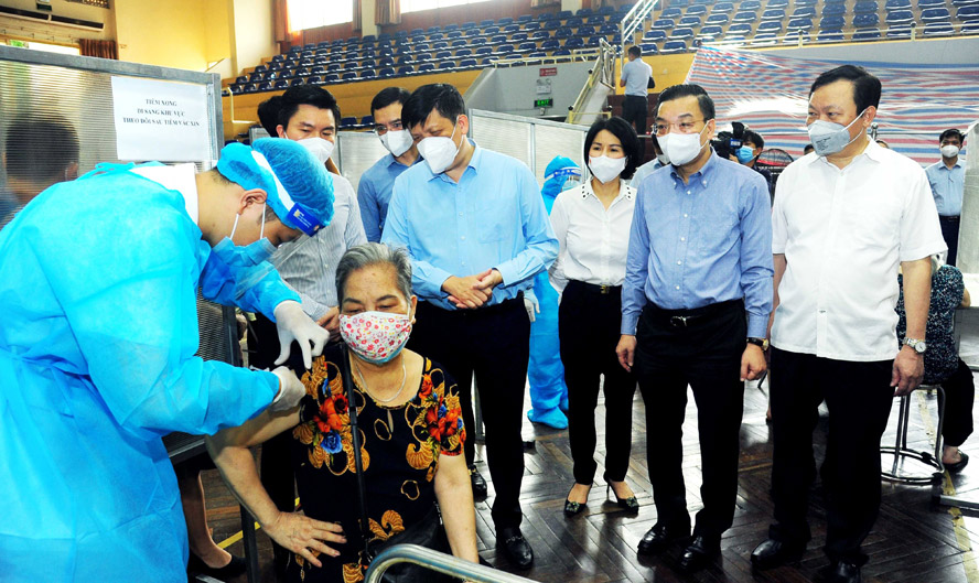 Bộ trưởng Bộ Y tế Nguyễn Thanh Long, Chủ tịch UBND thành phố Hà Nội Chu Ngọc Anh kiểm tra công tác tiêm vắc xin phòng Covid-19 tại nhà thi đấu Trịnh Hoài Đức (quận Đống Đa).