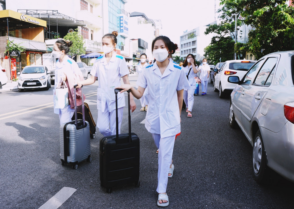 Các y, bác sĩ, nhân viên y tế tỉnh Quảng Ninh lên đường làm nhiệm vụ phòng, chống dịch Covid-19 tại Thủ đô Hà Nội.