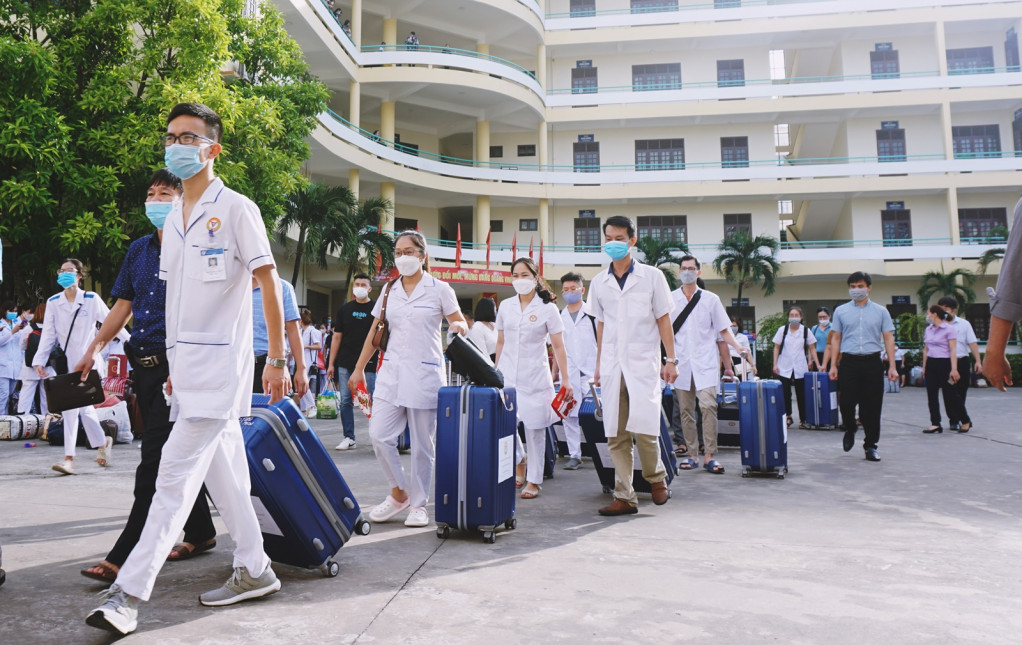 Các y, bác sĩ, nhân viên y tế tỉnh Quảng Ninh lên đường làm nhiệm vụ phòng, chống dịch tại Hà Nội