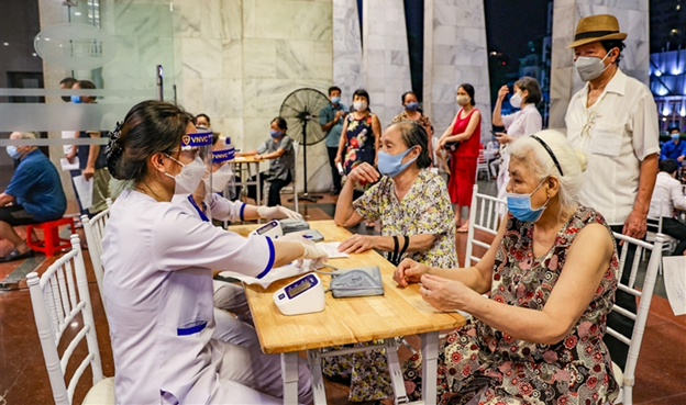 Tối 9.9, quận Hoàn Kiếm tiêm đến 12h cho 2.000 đối tượng, chủ yếu là người trên 65 tuổi. Loại vaccine được sử dụng tại đây là AstraZeneca.