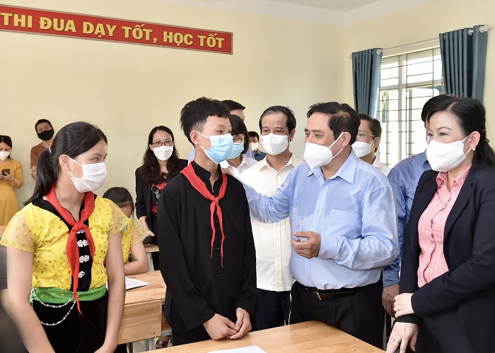 Thủ tướng Phạm Minh Chính thăm hỏi, động viên các thầy cô, học sinh Trường Phổ thông Dân tộc nội trú THCS Định Hóa, tỉnh Thái Nguyên - Ảnh: VGP/Nhật Bắc