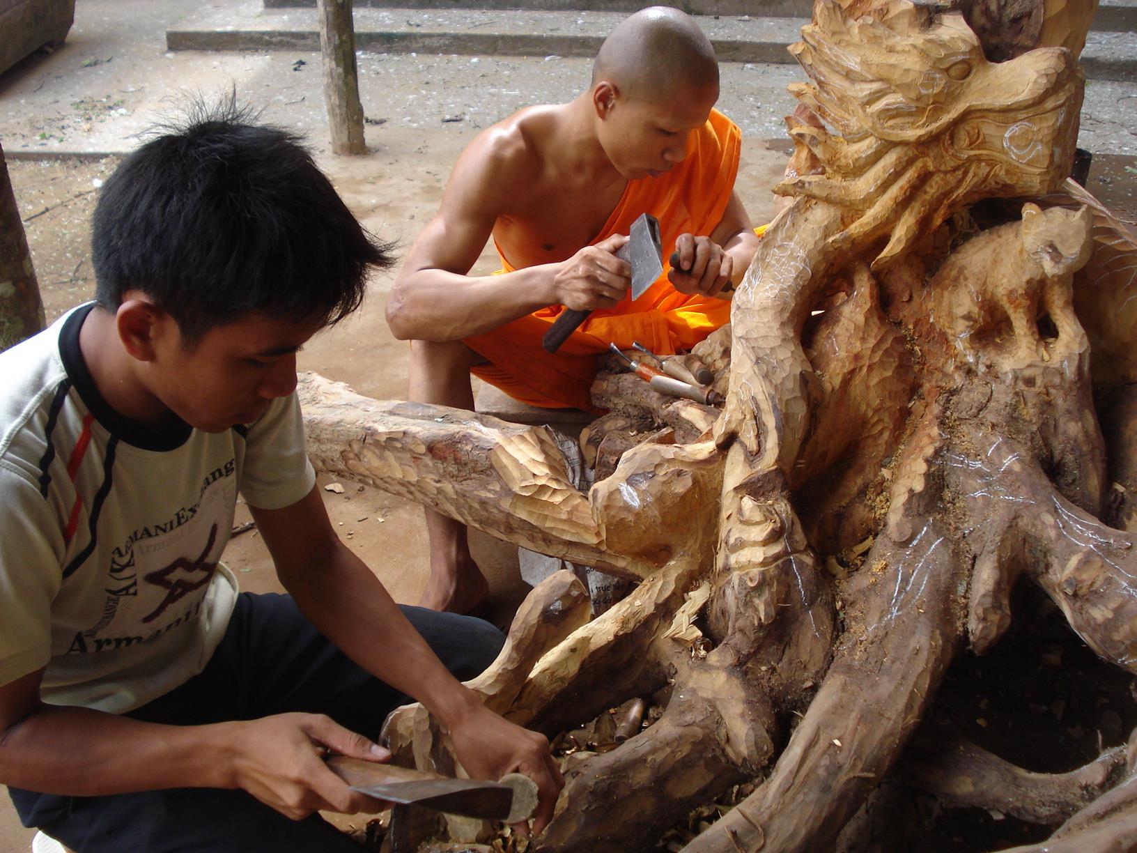 	Những tác phẩm điêu khắc gỗ do chính các nhà sư, Phật tử làm ra - Nguồn: https://thamhiemmekong.com/