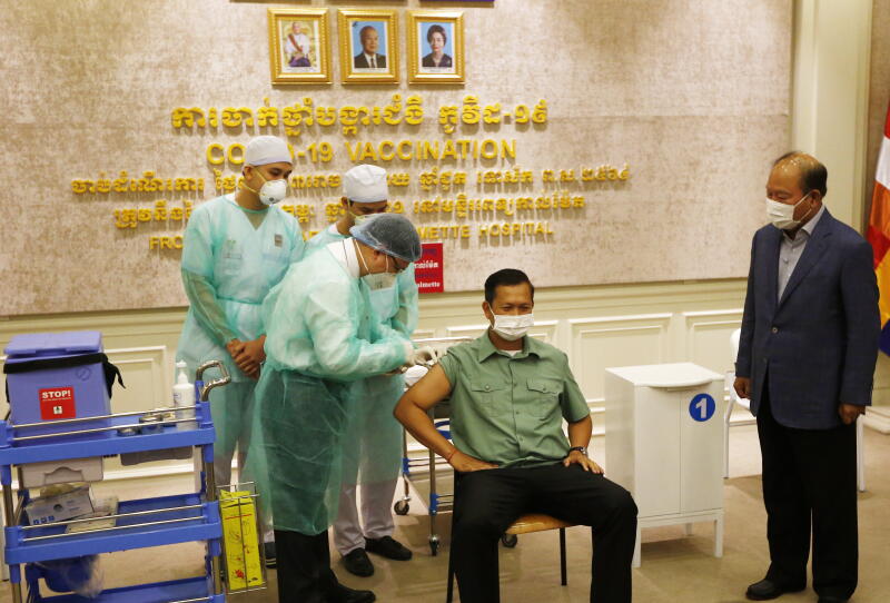 	Tướng Hun Manet, Phó tổng tư lệnh Quân đội Hoàng gia Campuchia kiêm Tư lệnh Lục quân là người đầu tiên tiêm Vaccine ngừa Covid-19 Sinopharm do Trung Quốc viện trợ Nguồn: Straits Times