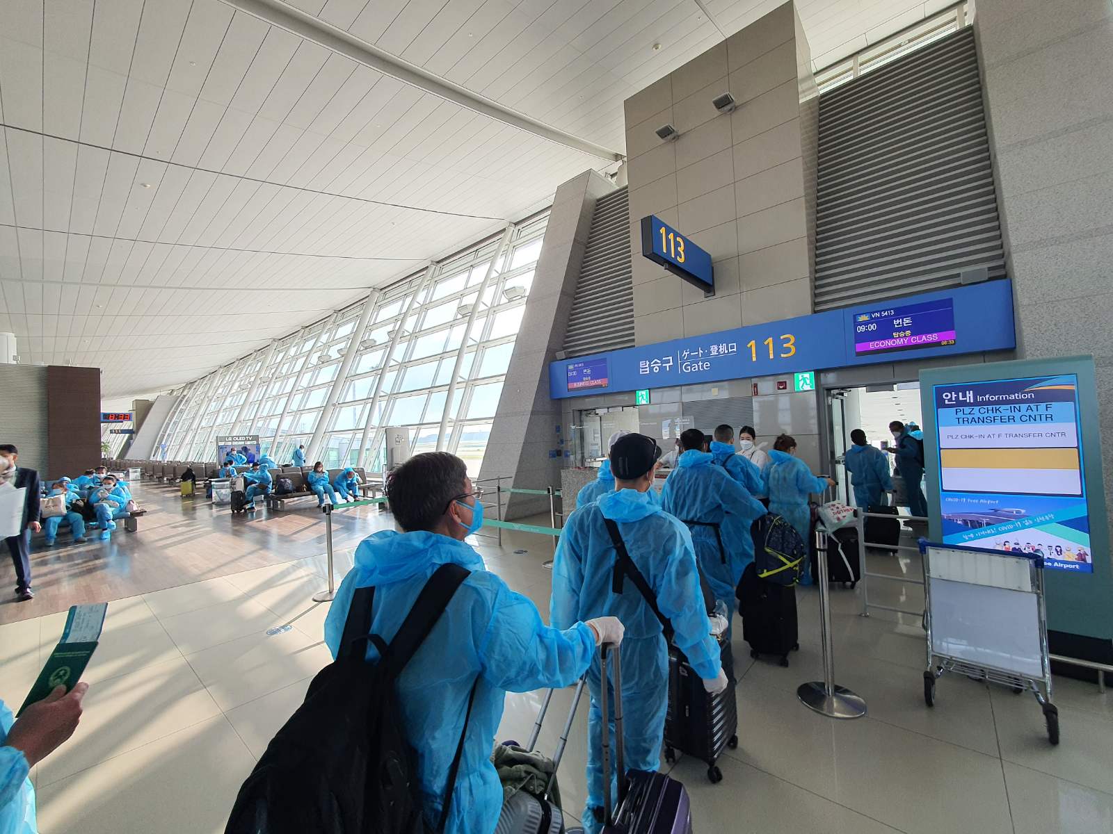 Hành khách di chuyển lên máy bay tại sân bay quốc tế Incheon (Seoul, Hàn Quốc).