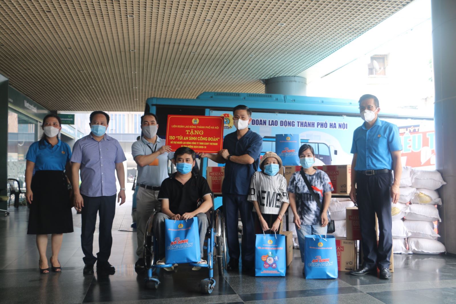 Liên đoàn Lao động TP. Hà Nội trao " túi an sinh công đoàn" cho những lao động gặp khó khăn do dịch bệnh