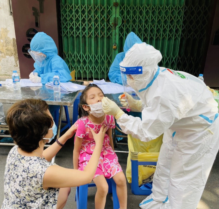 Quận Thanh Xuân lấy mẫu xét nghiệm Covid-19 cho trẻ em trên địa bàn.