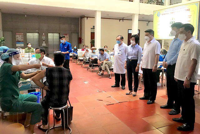 Trưởng Ban Tuyên giáo Thành ủy kiểm tra công tác tiêm vaccine phòng Covid-19 cho người dân tại bệnh viện Đa khoa huyện Thanh Oai. 