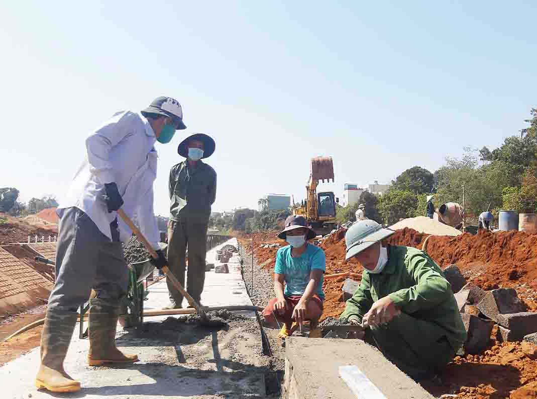 Công nhân thi công Dự án kè chống sạt lở suối Hội Phú (TP. Pleiku)