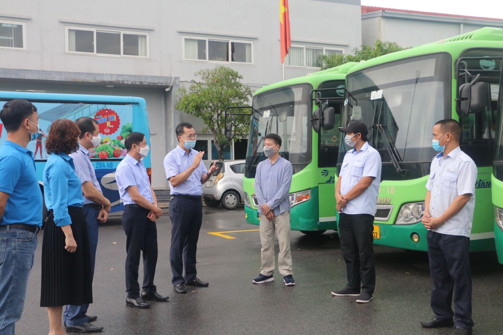 Phó Chủ tịch LĐLĐ Thành phố Phạm Bá Vĩnh sẻ chia với những khó khăn của doanh nghiệp và người lao động lĩnh vực vận tải hành khách công cộng