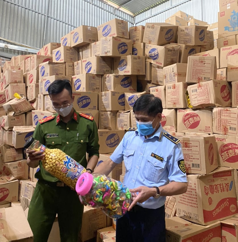Lực lượng chức năng đột kích cơ sở chứa hàng ngàn thùng bánh kẹo không xuất xứ tại xã Thọ An