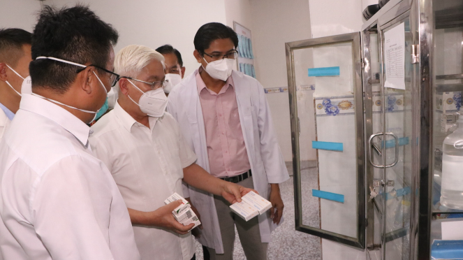 Bí thư Tỉnh uỷ Nguyễn Văn Lợi thăm cơ sở vật chất Trạm Y tế lưu động trong doanh nghiệp số 1