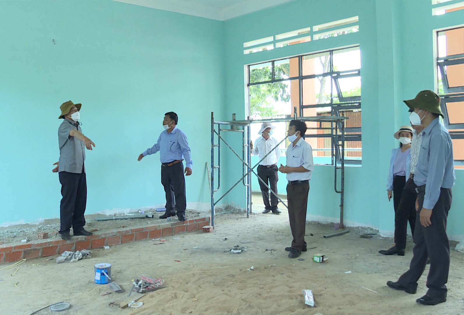 Đoàn giám sát Thường trực HĐND tỉnh kiểm tra công trình Trường TH và THCS Nguyễn Du (huyện Đak Pơ)