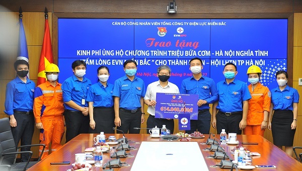 Phó Tổng Giám đốc EVNNPC Lê Quang Thái trao gần 20.500 suất cơm kèm sữa hộp để đồng hành cùng Thành đoàn - Hội LHTN thành phố Hà Nội