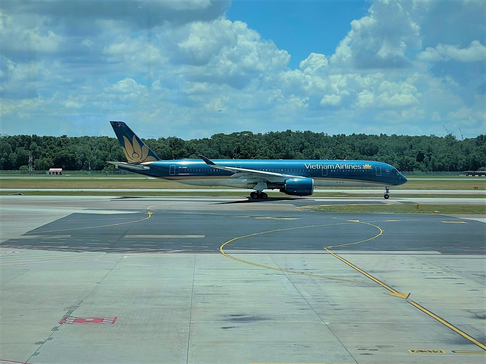 Máy bay của Vietnam Airlines tại sân bay Changi (Singapore) để đón lô hàng y tế về nước
