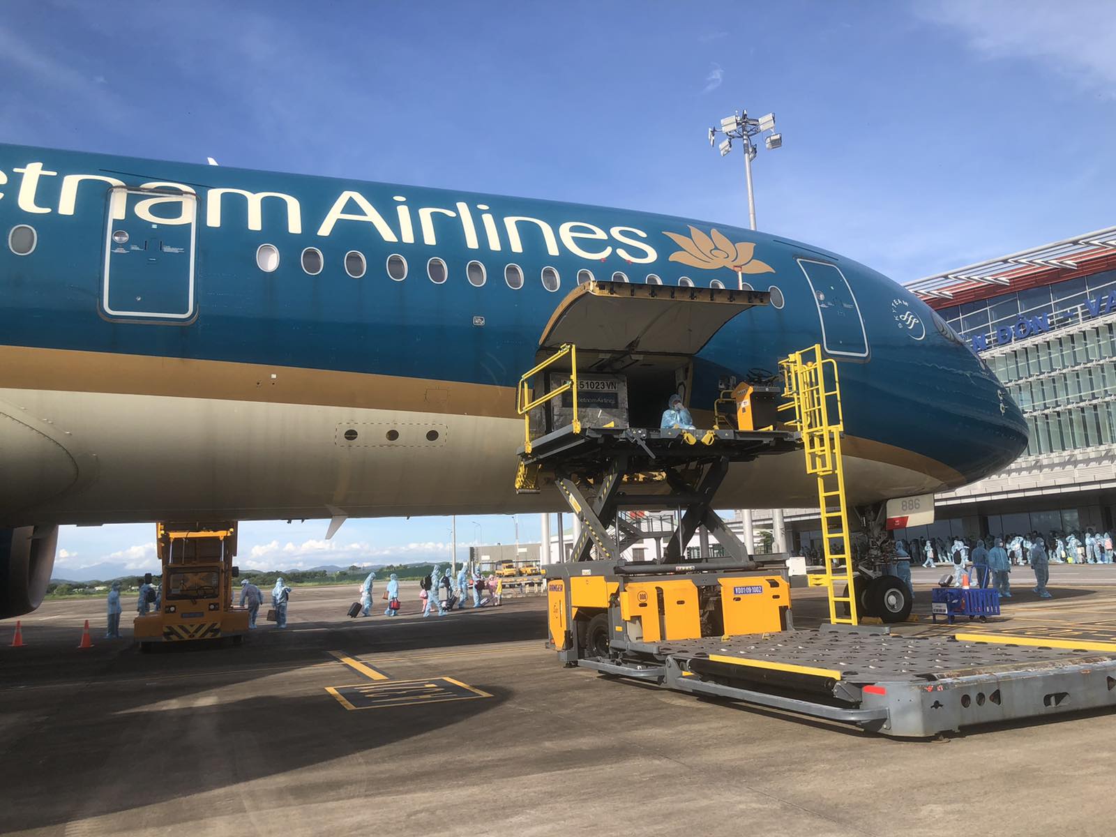 Toàn bộ số hàng được Vietnam Airlines vận chuyển miễn cước bằng tàu bay Airbus A350 và hạ cánh tại Vân Đồn 
