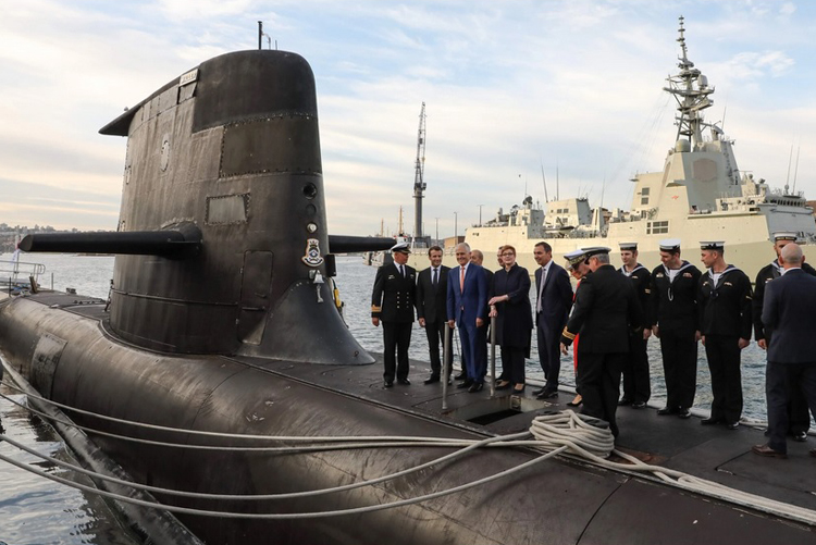 Tổng thống Pháp Emmanuel Macron và Thủ tướng Australia khi đó Malcolm Turnbull đến thăm một tàu ngầm của Australia tại Sydney Nguồn: Getty Images